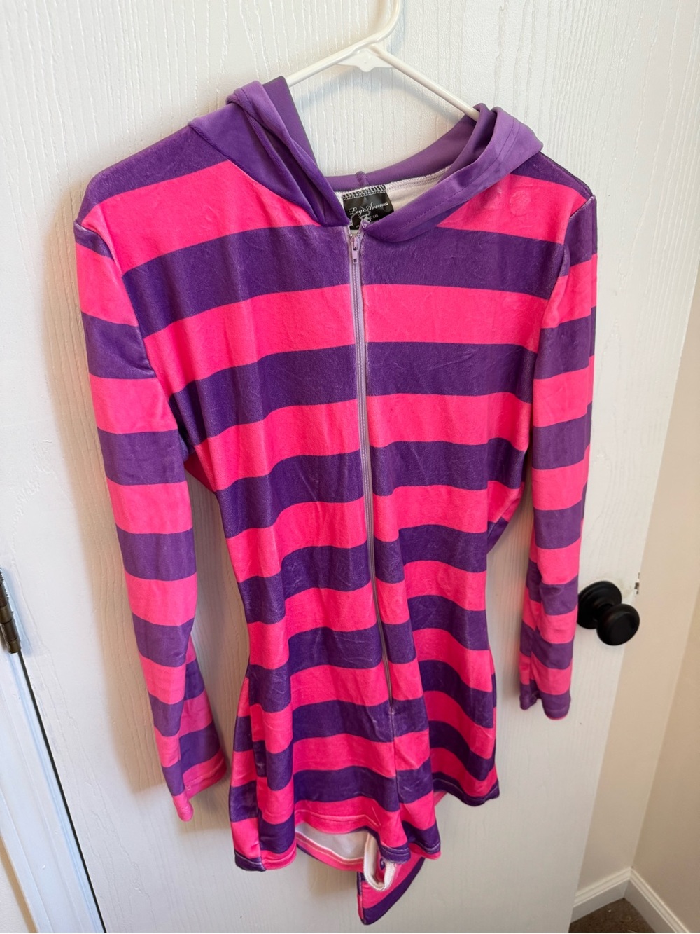 Women’s Cheshire Cat Halloween costume.